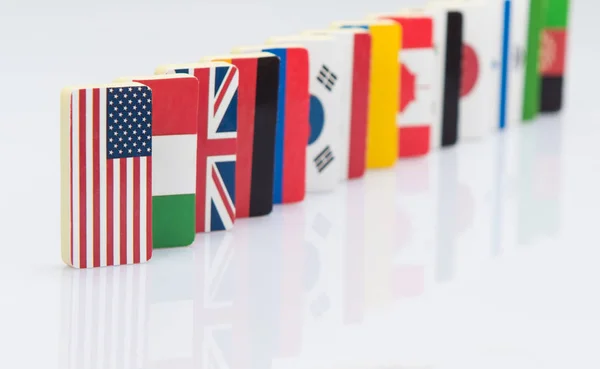 Efecto Dominó Con Azulejos Banderas Diferentes Países Del Mundo Foto — Foto de Stock