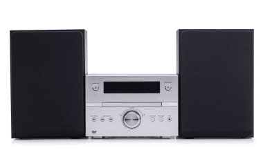 modern müzik merkezi ile beyaz bir arka plan üzerinde iki sözcü. Önden görünüm