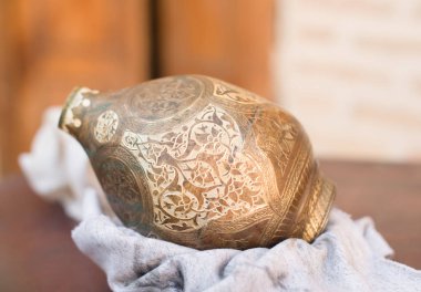 bakır sürahi ile Arapça süsleme ve gravür. Manuel Darb bakır