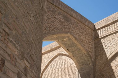 Eski bina arch ve geçiş ile. Ortaçağ Asya eski binalar. Buhara, Özbekistan