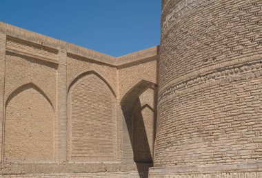 Eski bina arch ve geçiş ile. Ortaçağ Asya eski binalar. Buhara, Özbekistan
