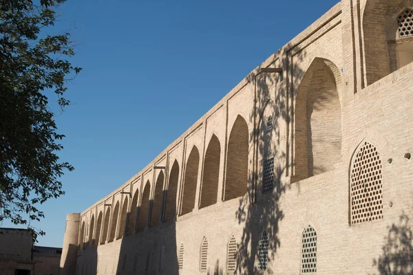 Eski bina, kemerli duvar. Ortaçağ Asya eski binalar. Buhara, Özbekistan