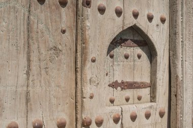 Buhara, Orta Asya metal perçin ile eski ahşap kapı.