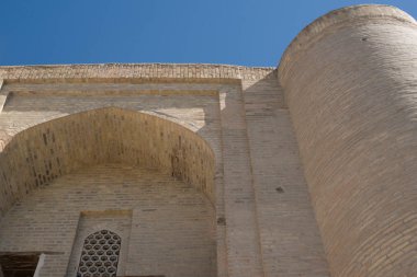 Bir kule ile bina eski bir tuğla. Ortaçağ Asya eski binalar. Buhara, Özbekistan