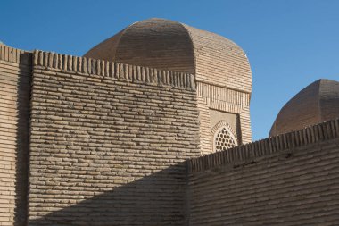 Bir kule ile bina eski bir tuğla. Ortaçağ Asya eski binalar. Buhara, Özbekistan