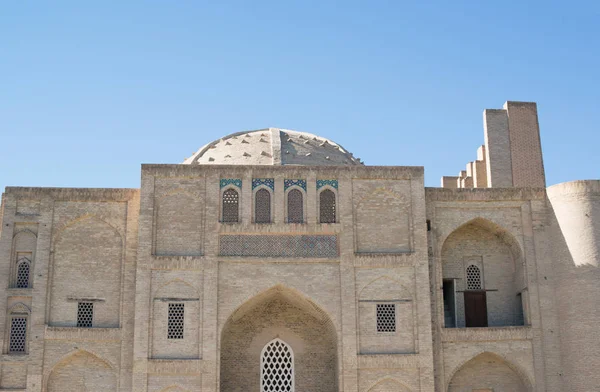 Arch ve kubbe ile eski tarihi bina. Ortaçağ Asya eski binalar. Buhara, Özbekistan