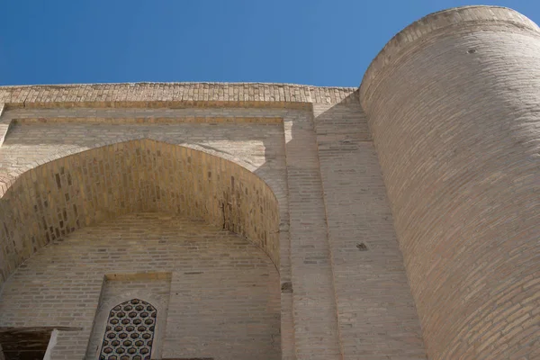 Bir kule ile bina eski bir tuğla. Ortaçağ Asya eski binalar. Buhara, Özbekistan