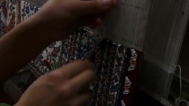 dokuma ve el yapımı halılar close-up üretim. Orta Asya ve Özbekistan ustaları