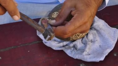 desen üzerinde eski sürahi oyma ustası. Orta Asya ve Özbekistan ustaları. Manuel Darb bakır. eski mutfak eşyaları üzerinde dağlama sanatı