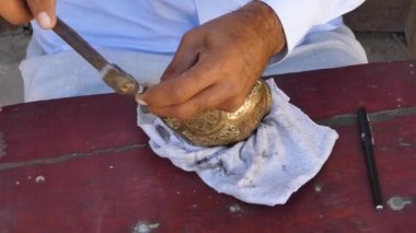 desen üzerinde eski sürahi oyma ustası. Orta Asya ve Özbekistan ustaları. Manuel Darb bakır. eski mutfak eşyaları üzerinde dağlama sanatı