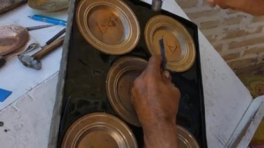 desen tepsiye oyma ustası. Orta Asya ve Özbekistan ustaları. Manuel Darb bakır. eski mutfak eşyaları üzerinde dağlama sanatı