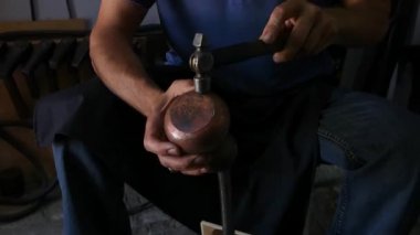 Ana bir demirci bakır sürahi üretir. Orta Asya ve Özbekistan ustaları. bakır el basar. çanak çömlek yapma antik sanat