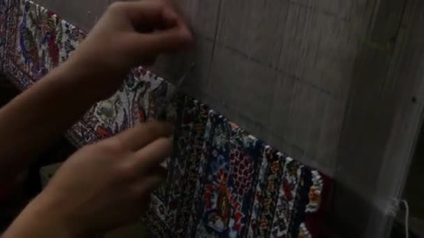 Tkactwa Produkcji Ręcznie Robione Dywany Zbliżenie Mistrzowie Azji Środkowej Uzbekistan — Wideo stockowe