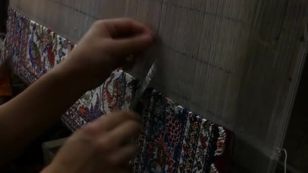 Ткачество Изготовление Ковров Ручной Работы Крупным Планом Мастера Центральной Азии — стоковое видео