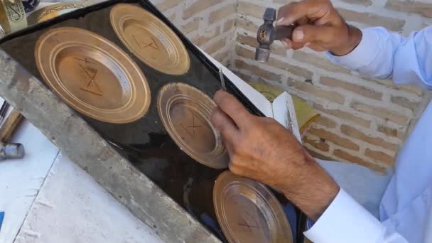 Padrões Gravura Artesanal Bandeja Mestres Ásia Central Uzbequistão Cunhagem Manual — Vídeo de Stock