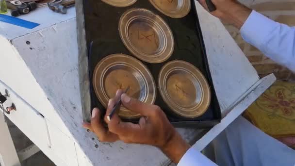 トレイにパターンを彫刻職人 中央アジア ウズベキスタンのマスター 銅鋳造マニュアル 古い道具のエッチング アート — ストック動画