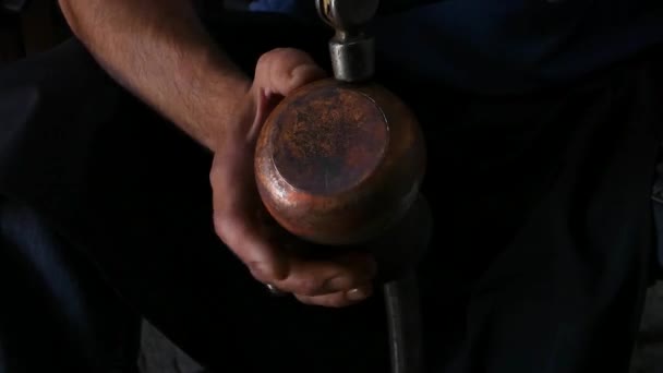 一位铁匠师傅从铜制壶 中亚和乌兹别克斯坦的大师 手工铸造铜 制作陶器的古代艺术 — 图库视频影像