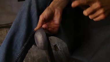 Ana bir demirci bakır kase üretir. Orta Asya ve Özbekistan ustaları. bakır el basar. çanak çömlek yapma antik sanat