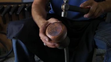 Ana bir demirci bakır sürahi üretir. Orta Asya ve Özbekistan ustaları. bakır el basar. çanak çömlek yapma antik sanat