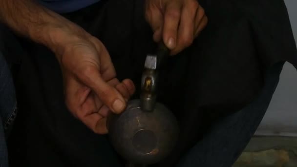 마스터 대장장이 구리에서 그릇을 생성합니다 아시아 우즈베키스탄의 Minting 구리입니다 그릇을 — 비디오