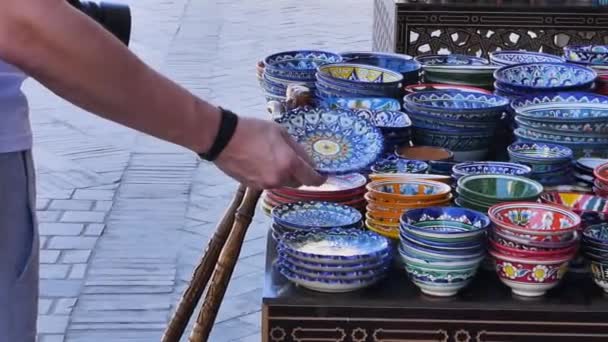 Man Tourist Eastern Market Man Traded Chooses Ceramic Dishes Oriental — Stock Video