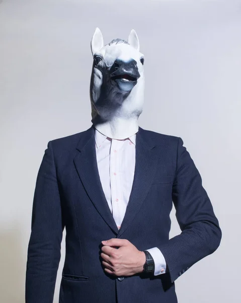 Homme Costume Masque Cheval Sur Fond Clair Contexte Conceptuel Entreprise — Photo