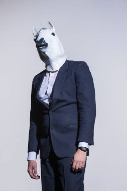 Bir adam bir takım elbise ve açık renkli at maske. Kavramsal iş geçmişi