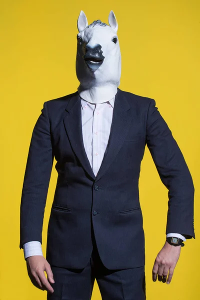 Homme Costume Masque Cheval Sur Fond Jaune Contexte Conceptuel Entreprise — Photo