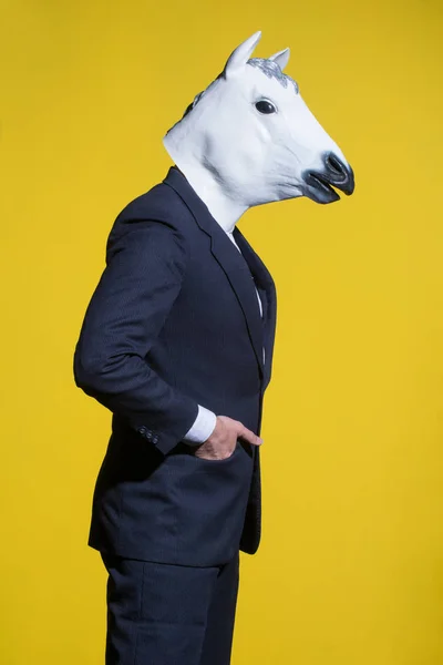 Homme Costume Masque Cheval Sur Fond Jaune Contexte Conceptuel Entreprise — Photo