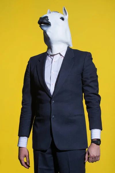 Muž Obleku Maska Koně Žlutém Podkladu Konceptuální Obchodní Zázemí — Stock fotografie