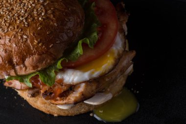 siyah yüzey, üst görünümünde, buruşuk sulu çizburger kapatın - kadar