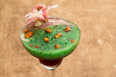 hafif kahverengi zemin üzerine yeşil smoothie