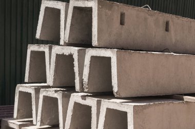 drenaj, üst üste yığılmış için yeni beton bloklar. yapı malzemesi