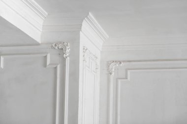 bitmemiş alçı kalıp tavan ve sütunları. Dekoratif alçı bitirmek. Alçıpan ve resim çalışmaları