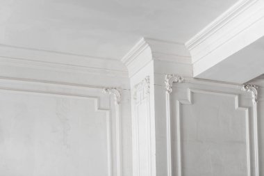 bitmemiş alçı kalıp tavan ve sütunları. Dekoratif alçı bitirmek. Alçıpan ve resim çalışmaları