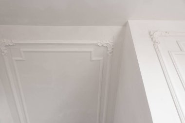 bitmemiş alçı kalıp tavan ve duvarlar. Dekoratif alçı bitirmek. Alçıpan ve resim çalışmaları