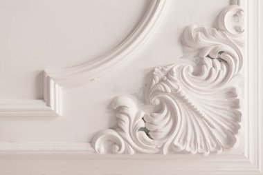 bitmemiş alçı kalıp tavanda. Dekoratif alçı bitirmek. Alçıpan ve resim çalışmaları
