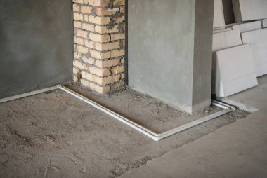 katta ve yeni evinde sıvalı duvarlar plastik su boruları. odasında birincil onarım