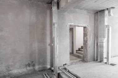 İlk hazırlık tesislerinde iş bitirme. sıvalı duvarlar. odasında birincil onarım