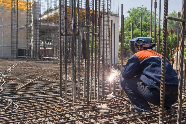 Bauarbeiter Schweißt Metallbewehrung Für Das Gießen Von Fundamenten Ehrliche Echte — Stockfoto