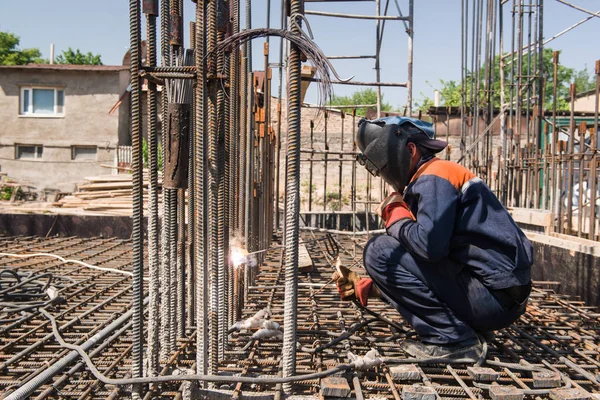 Εργαζόμενος Κατασκευή Συγκόλλησης Μετάλλων Οπλισμού Για Την Έκχυση Του Ιδρύματος — Φωτογραφία Αρχείου