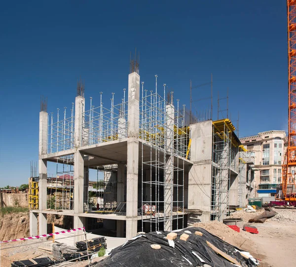 Grúa Construcción Una Estructura Hormigón Del Edificio Sobre Fondo Cielo — Foto de Stock