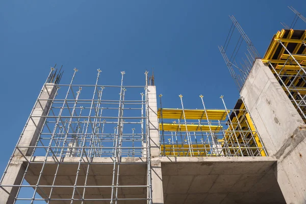 Estruturas Concreto Metálico Edifício Construção Andaimes Suportes Vista Inferior — Fotografia de Stock