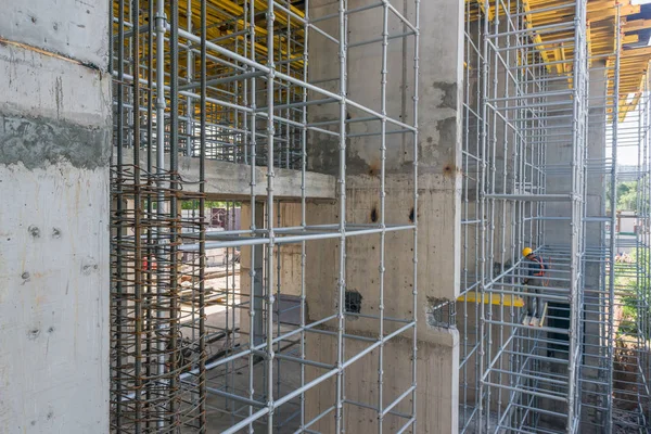 Builder Performs Work Standing High Scaffolding — Stock Photo, Image