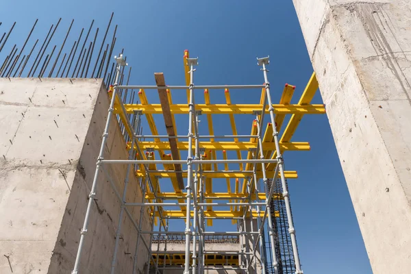 Estruturas Concreto Metálico Edifício Construção Andaimes Suportes Fundo Céu Vista — Fotografia de Stock