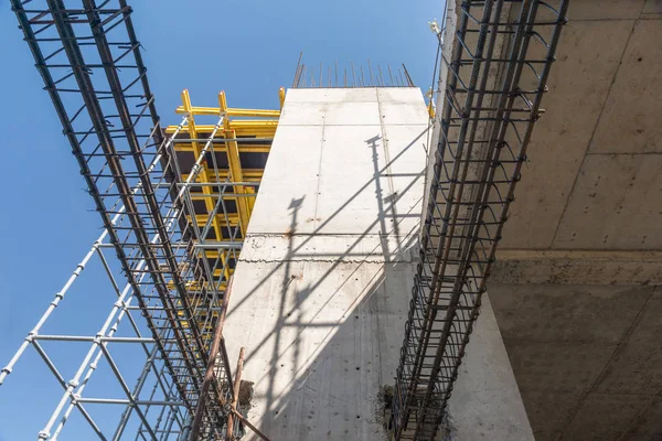 Estruturas Concreto Metálico Edifício Construção Andaimes Suportes Fundo Céu Vista — Fotografia de Stock