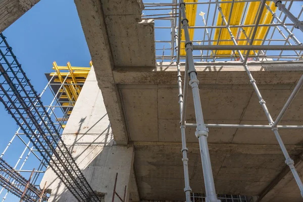 Estruturas Concreto Metálico Edifício Construção Andaimes Suportes Vista Inferior — Fotografia de Stock