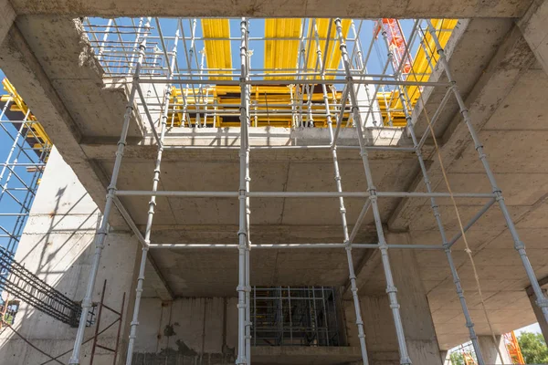 Metal Beton Yapılar Binanın Yapım Aşamasında Skele Destekler Alt Görünümü — Stok fotoğraf