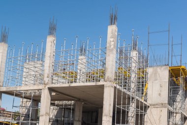 Metal beton yapılar binanın yapım aşamasında. İskele ve destekler