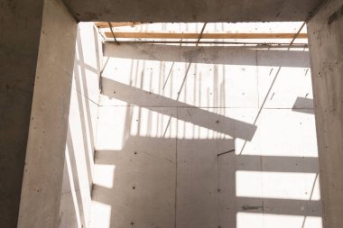 Beton duvar ve takviye içeren sütunlar. gölgeli arka bina